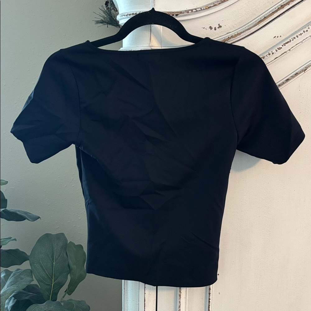 GOOD AMERICAN Sculpting Scoop Neck
Cropped Short Sleeve Tee in black Sz. Small - Picture 4 of 8